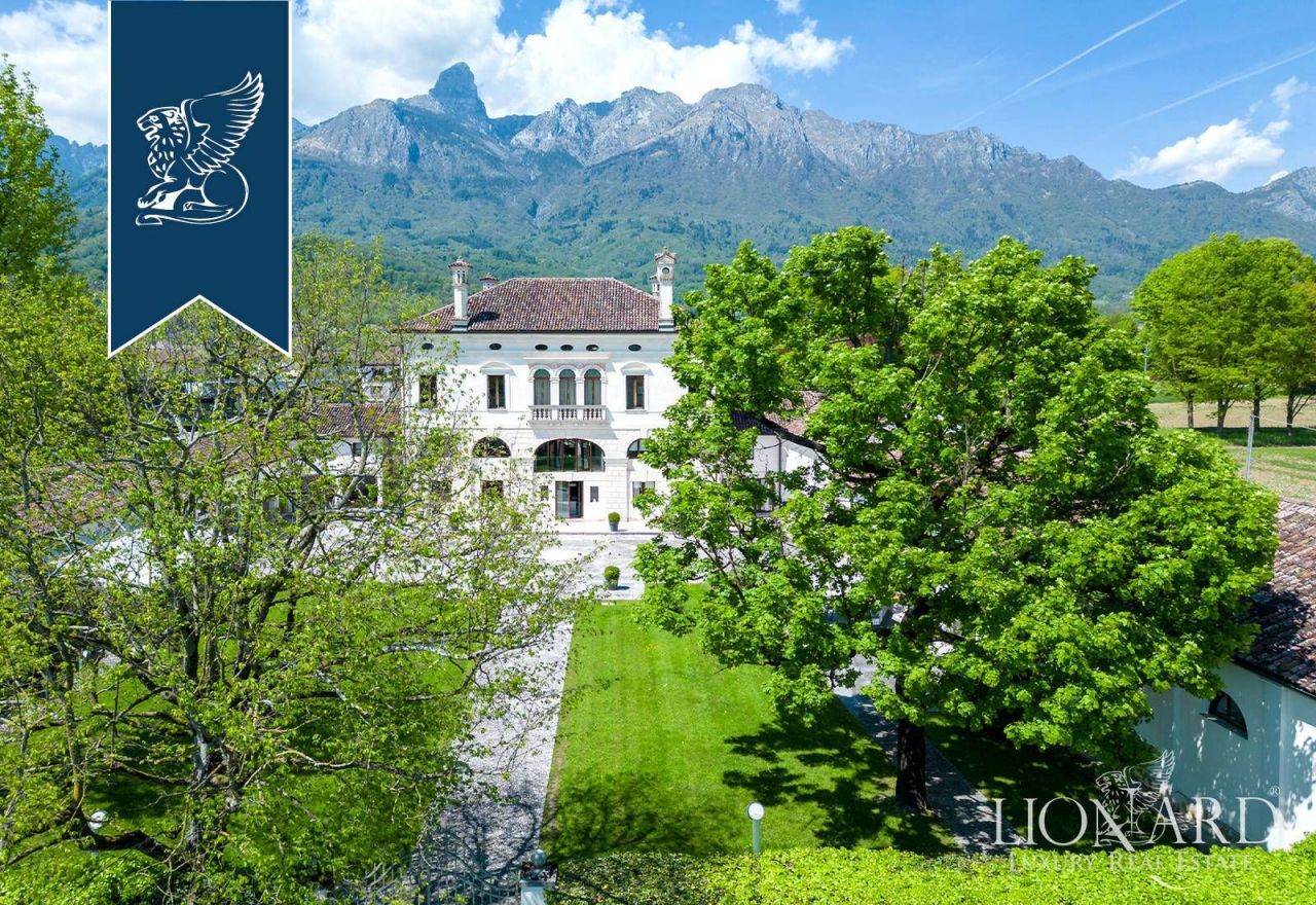 Villa à Belluno, Italie, 2 500 m² - image 1