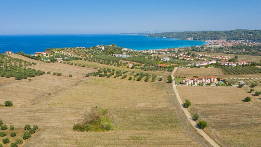 Land in Kassandra, Greece, 9 900 m² - picture 1