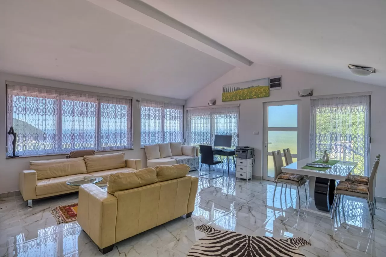 Haus in Budva, Montenegro, 245 m² - Foto 1