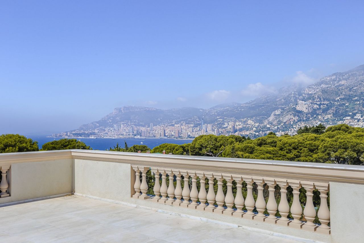 Villa à Roquebrune Cap Martin, France, 1 108 m² - image 1