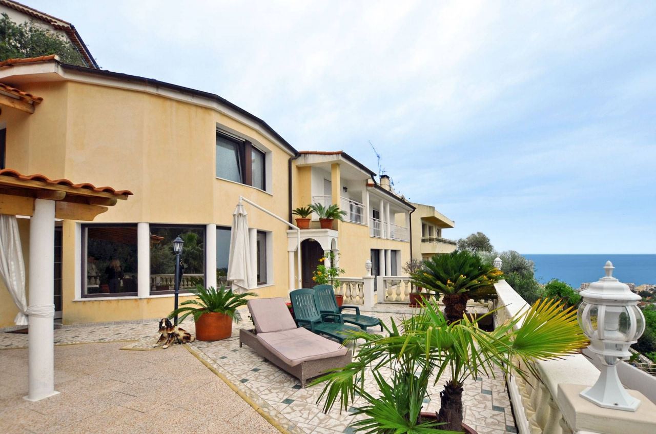 Villa in Roquebrune Cap Martin, France, 220 m² - picture 1