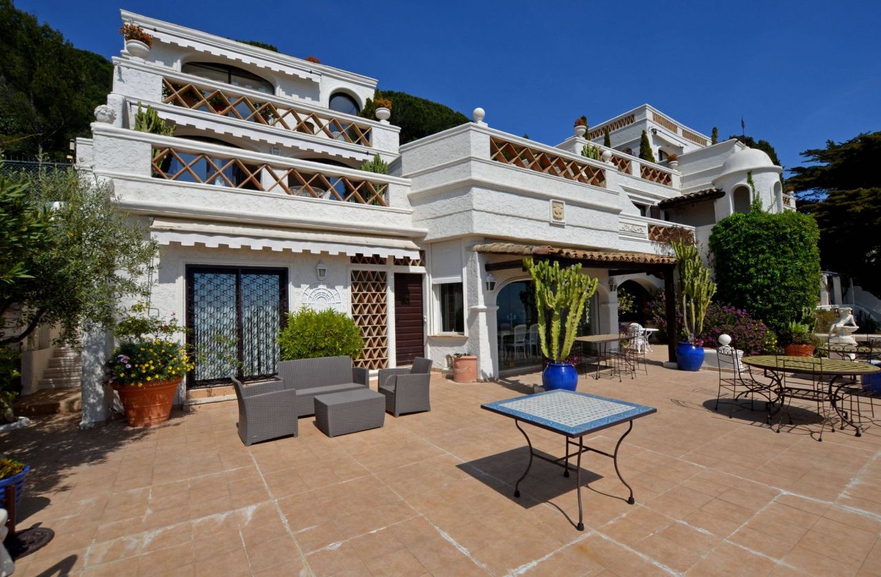 Villa in Cannes, France, 700 m² - picture 1