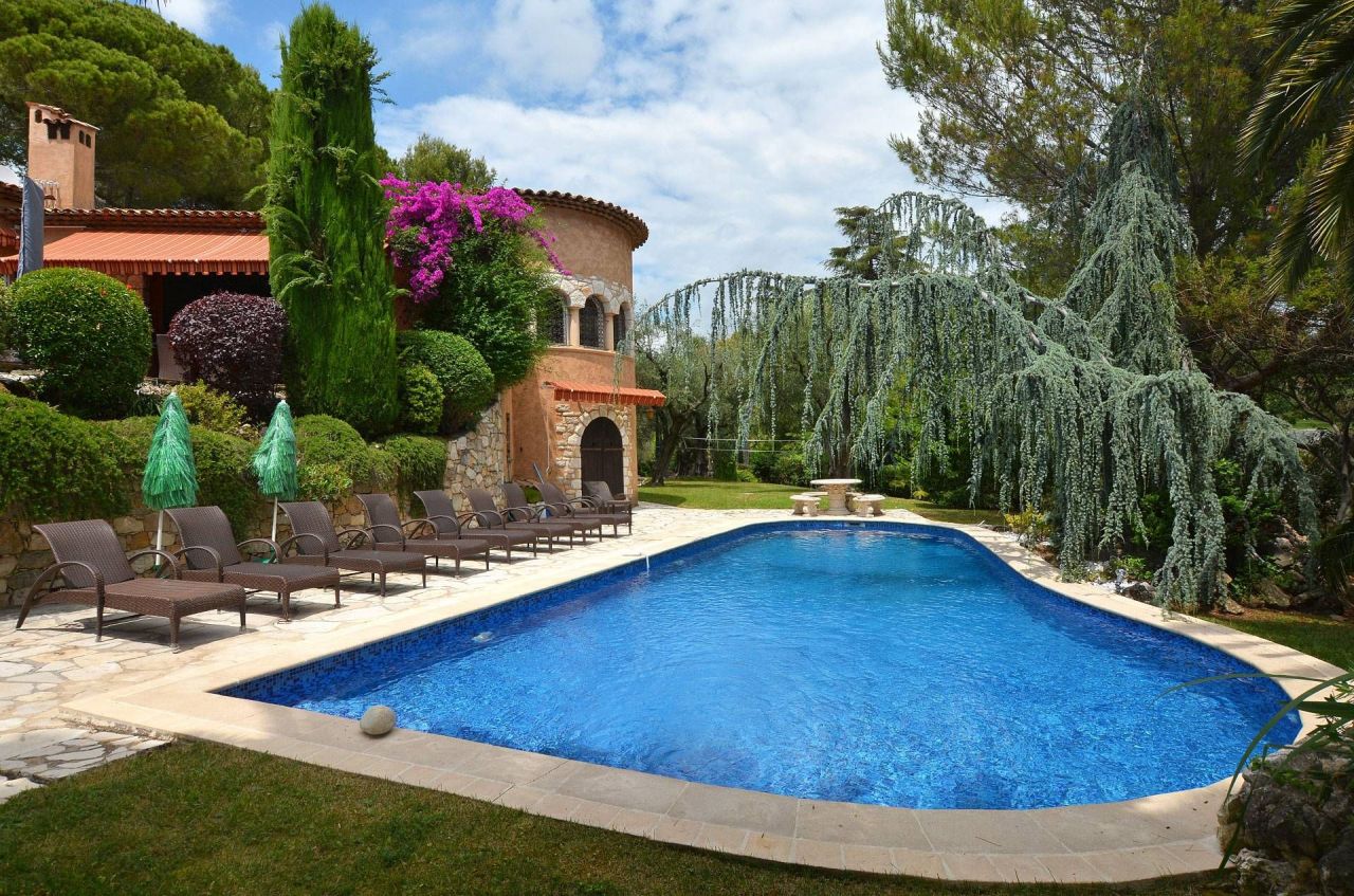 Villa à Cagnes-sur-Mer, France, 300 m² - image 1