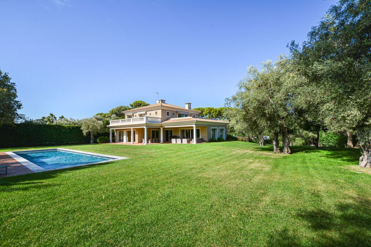 Villa à Antibes, France, 450 m² - image 1