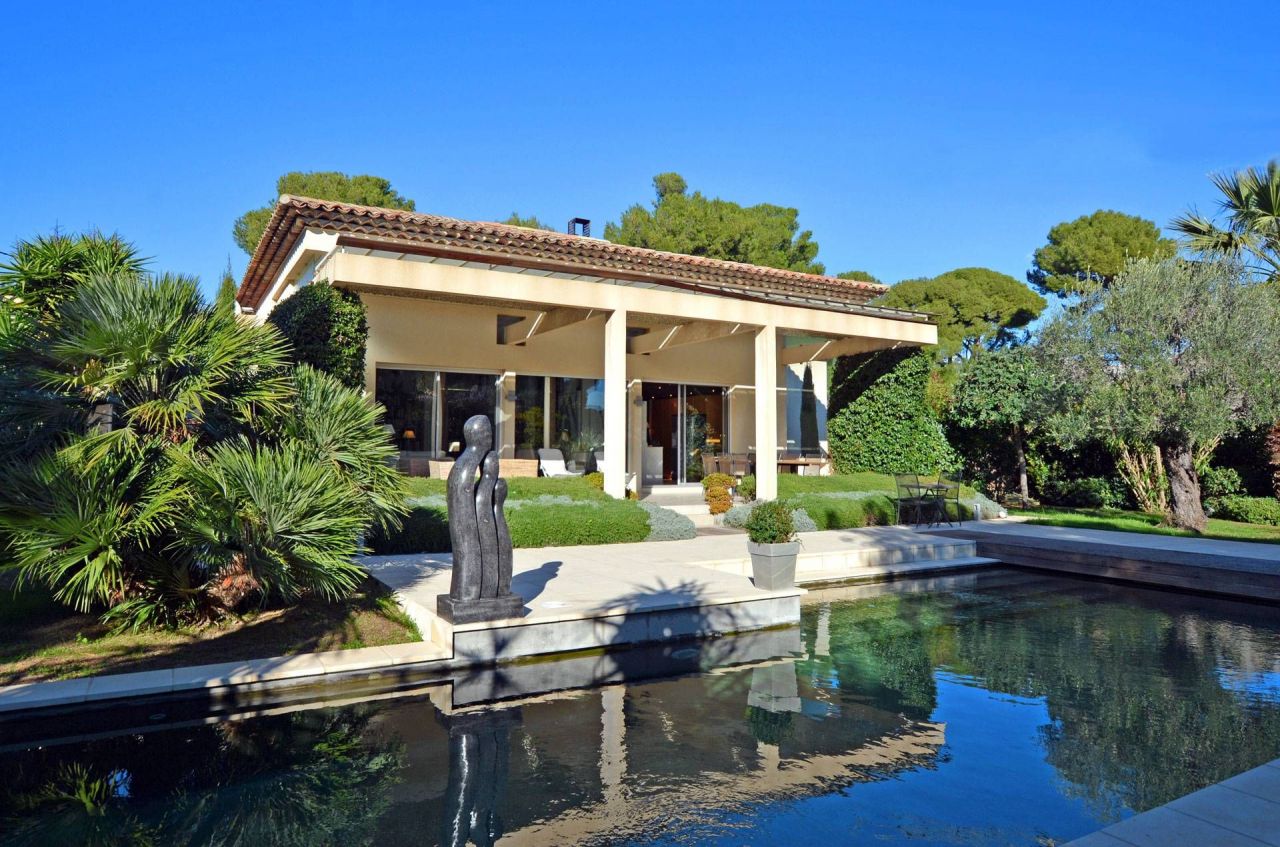 Villa in Antibes, France, 260 m² - picture 1