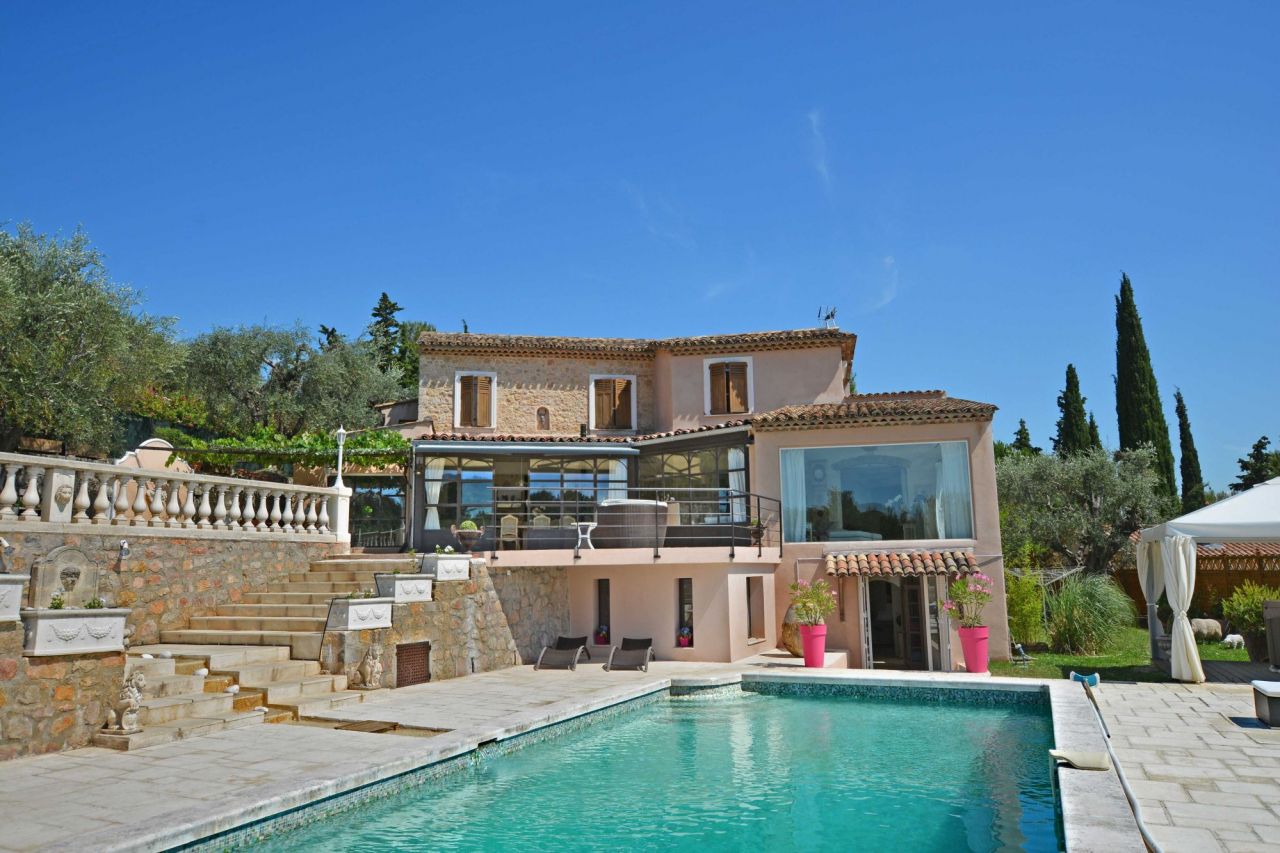 Villa à Mougins, France, 350 m² - image 1