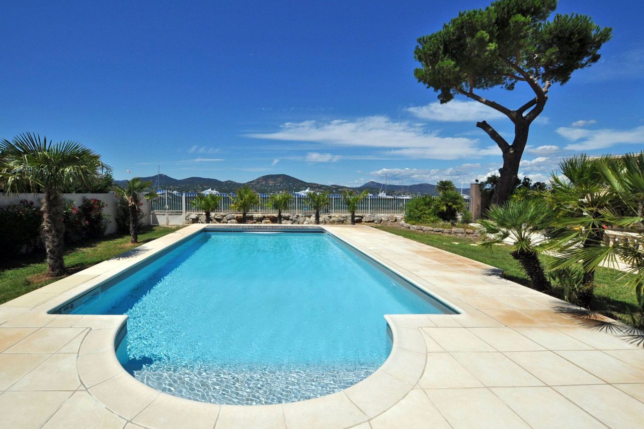 Villa à Saint-Tropez, France - image 1