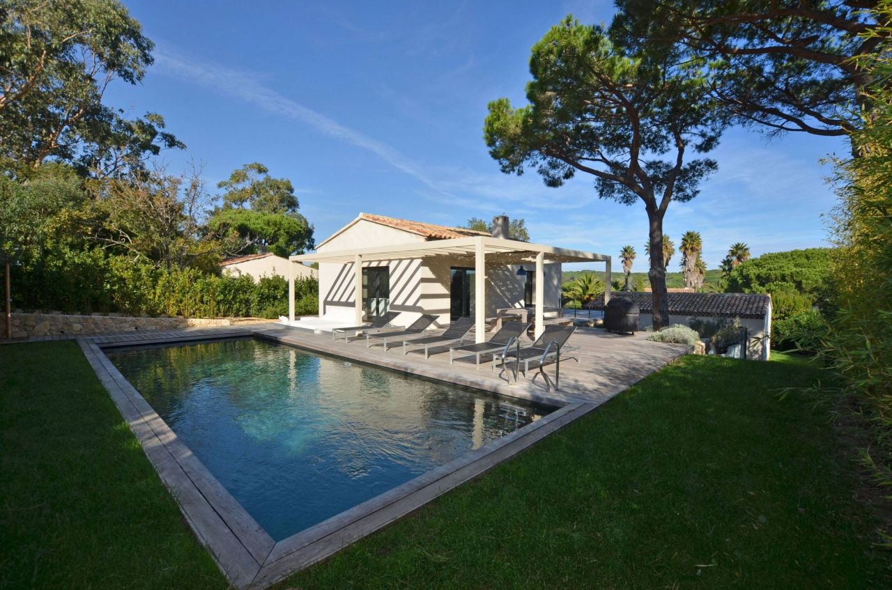 Villa à Saint-Tropez, France, 240 m² - image 1