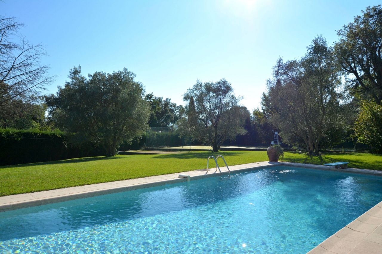 Villa in Mougins, France, 250 m² - picture 1