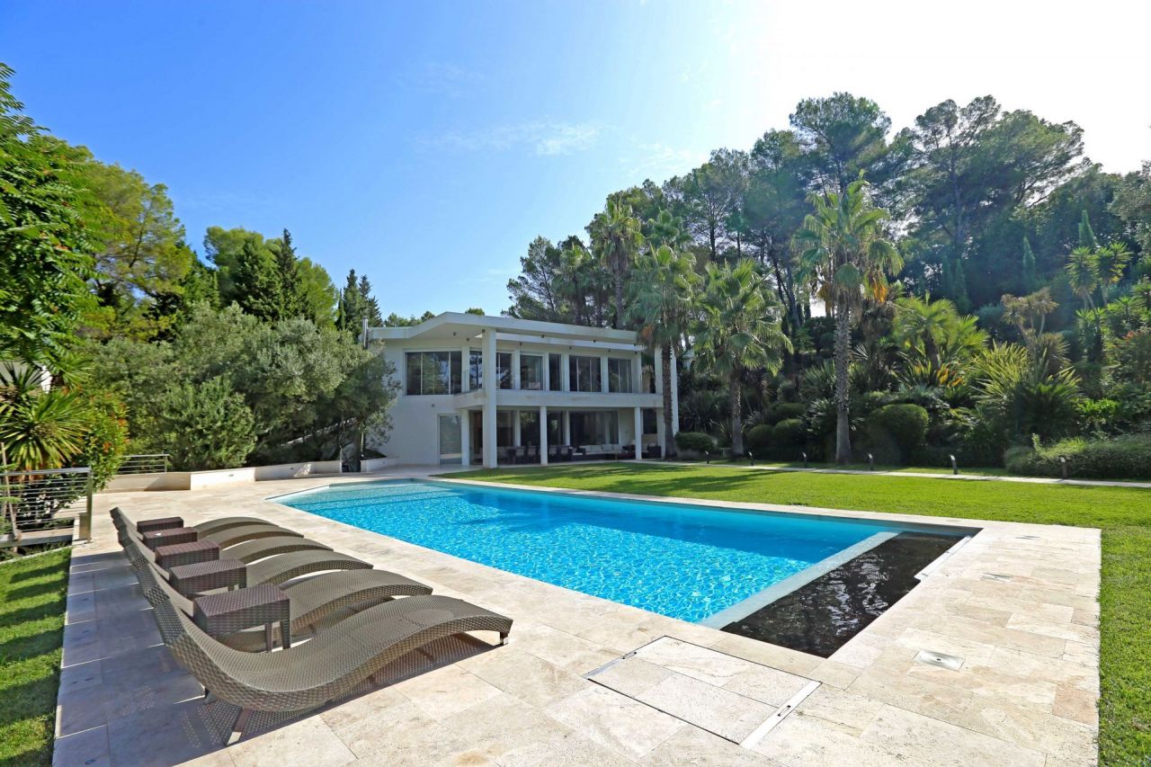 Villa à Mougins, France, 600 m² - image 1