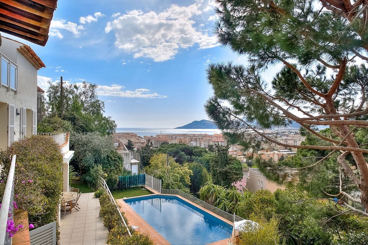 Villa à Cannes, France, 350 m² - image 1