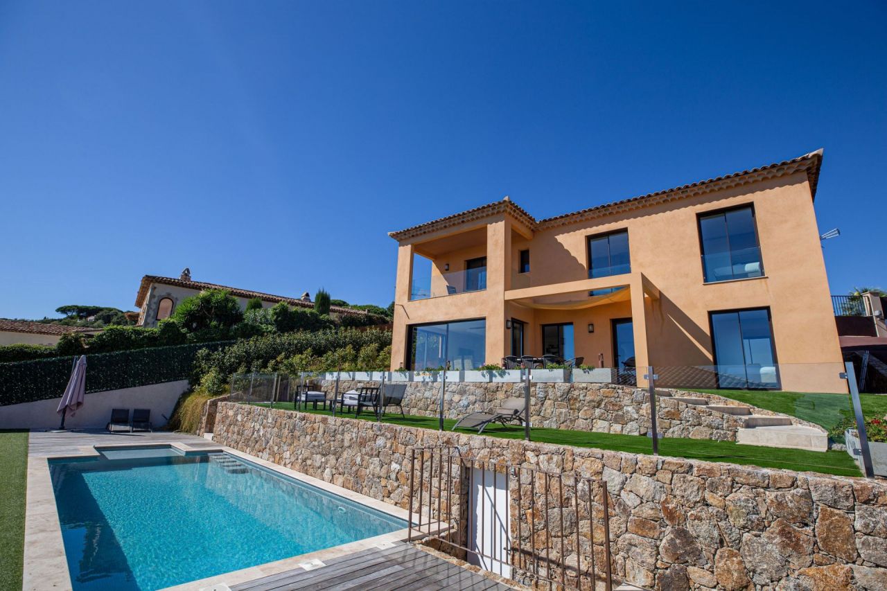 Villa in Golfe-Juan, Frankreich, 220 m² - Foto 1