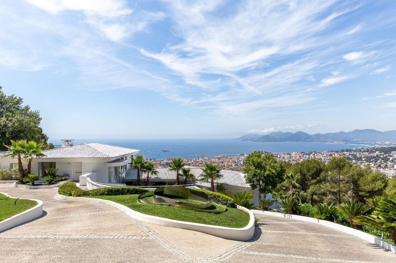 Villa à Cannes, France, 2 000 m² - image 1