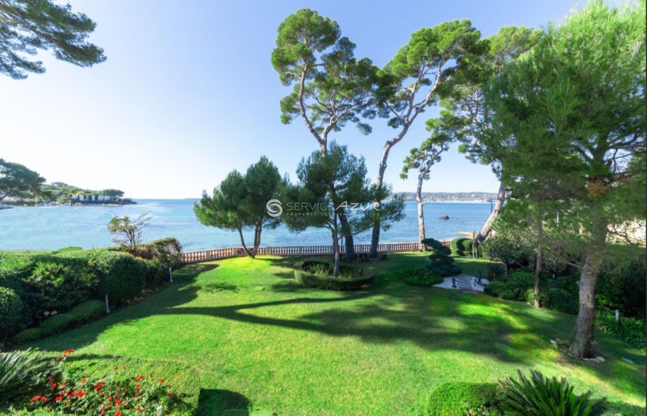 Villa à Antibes, France, 450 m² - image 1