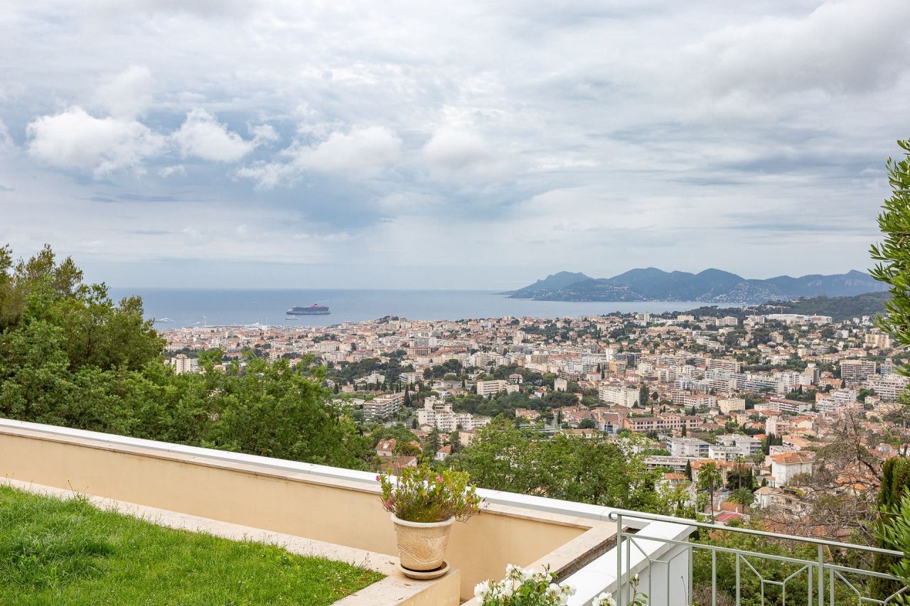 Villa in Cannes, France, 380 m² - picture 1