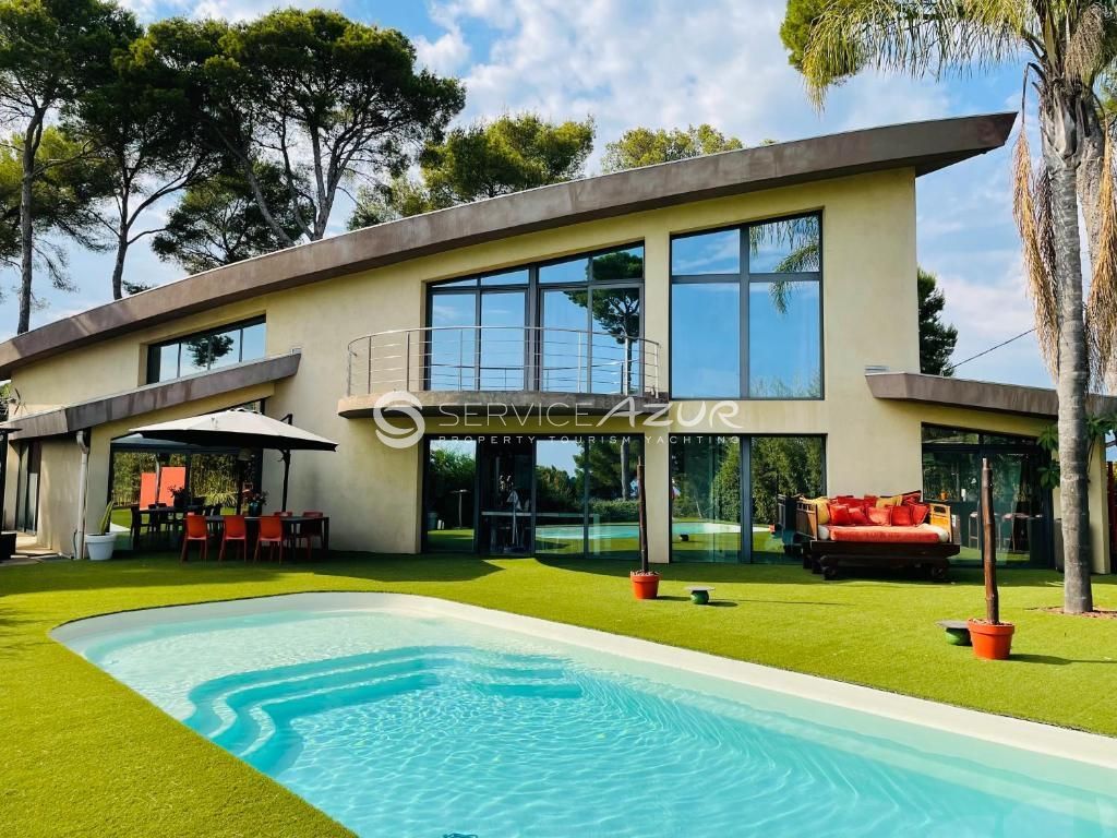 Villa en Golfe-Juan, Francia, 225 m² - imagen 1