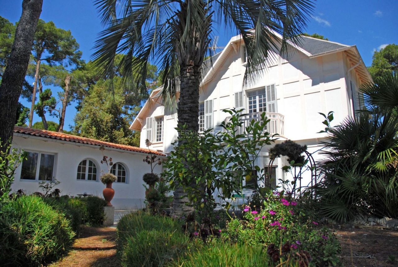 Villa à Roquebrune Cap Martin, France, 330 m² - image 2