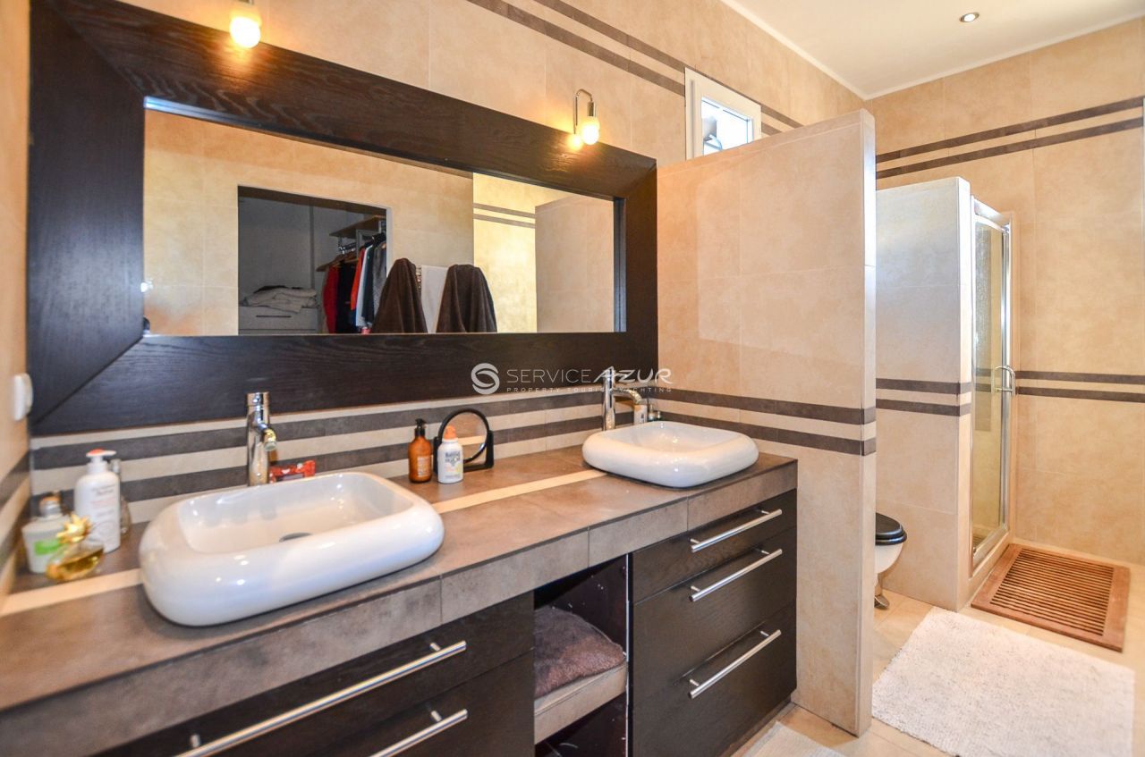 Villa in Mougins, France, 320 m² - picture 13