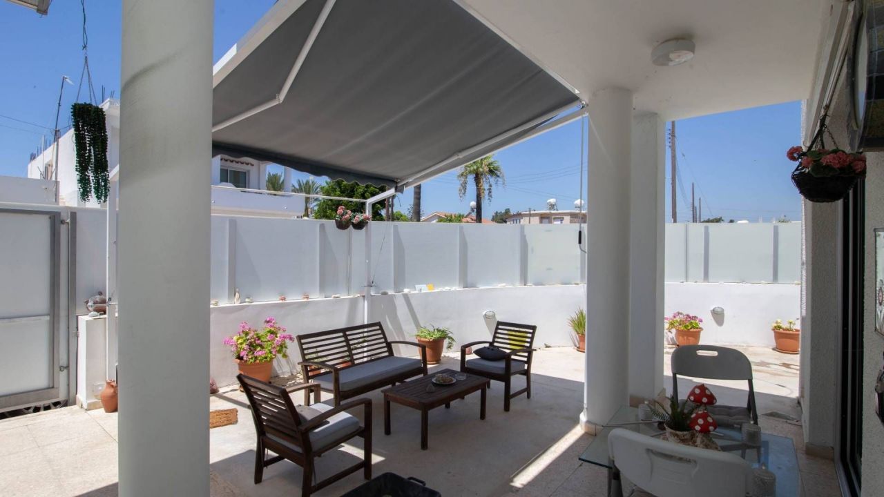 Bungalow in Larnaca, Cyprus, 207 m² - picture 1