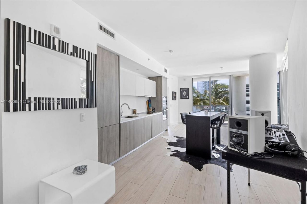 Flat in Miami, USA, 85 m² - picture 2