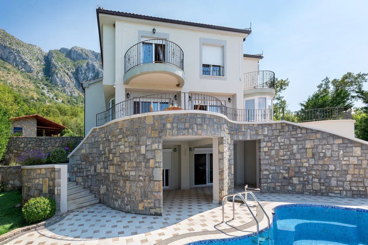 Villa en Blizikuce, Montenegro, 414 m² - imagen 1