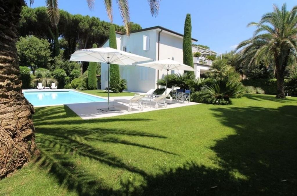 Villa in Forte dei Marmi, Italy, 450 m² - picture 1