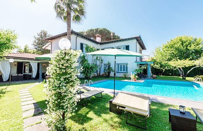 Villa en Forte dei Marmi, Italia, 470 m² - imagen 1