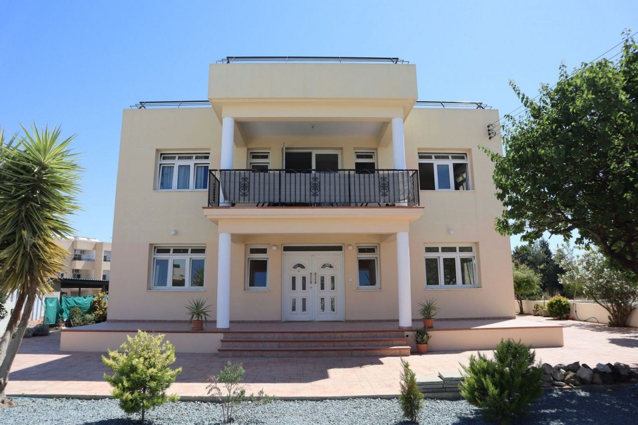 Villa in Larnaca, Cyprus - picture 1