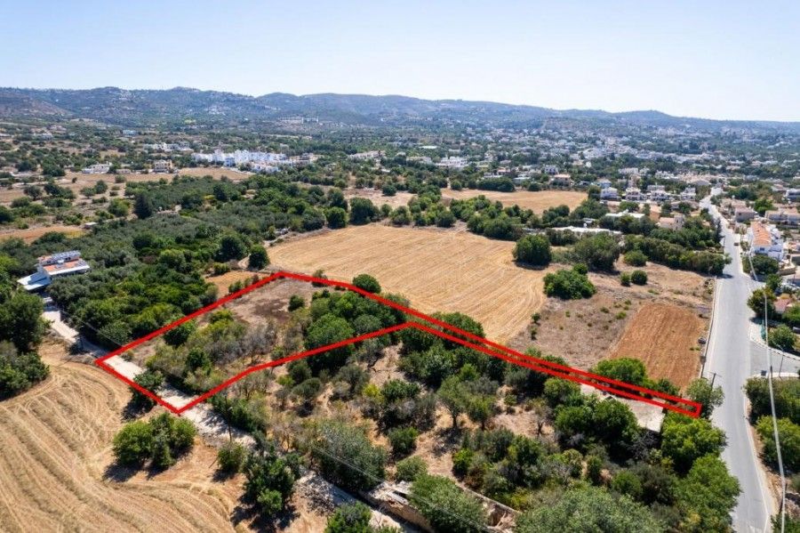 Terreno en Pafos, Chipre, 2 676 m² - imagen 1