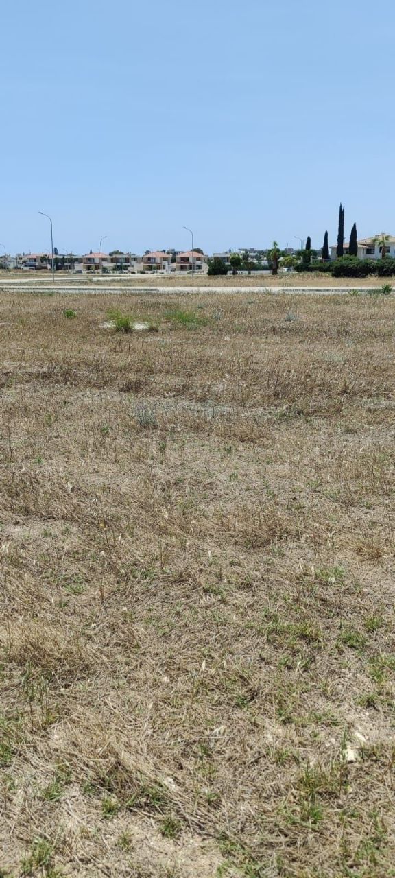 Terrain à Larnaca, Chypre, 705 m² - image 1