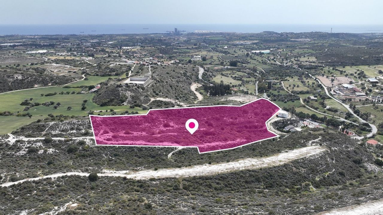 Terrain à Larnaca, Chypre, 30 331 m² - image 1