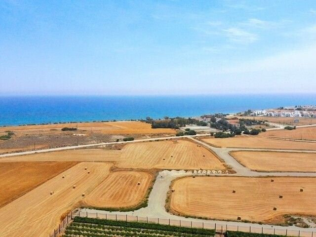 Terrain à Larnaca, Chypre, 17 401 m² - image 1