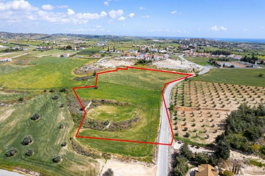 Terrain à Larnaca, Chypre, 16 389 m² - image 1