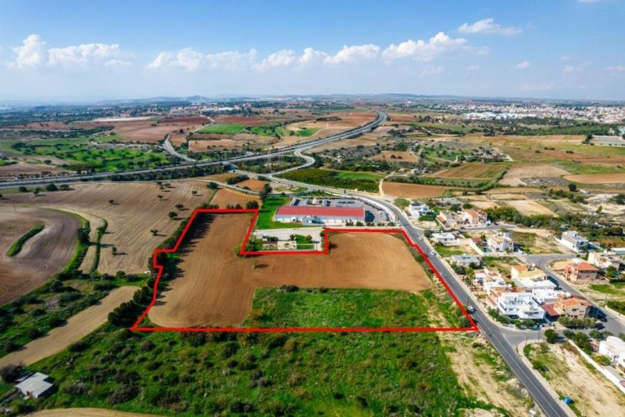 Terrain à Larnaca, Chypre, 22 061 m² - image 1