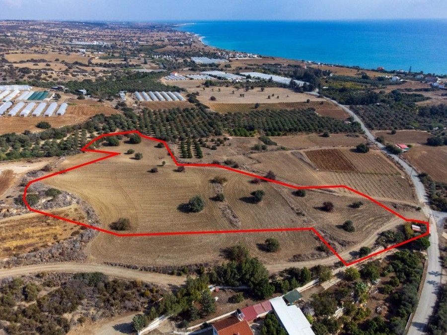 Terrain à Larnaca, Chypre, 16 389 m² - image 1