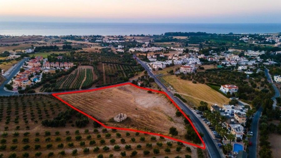 Grundstück in Paphos, Zypern, 13 676 m² - Foto 1