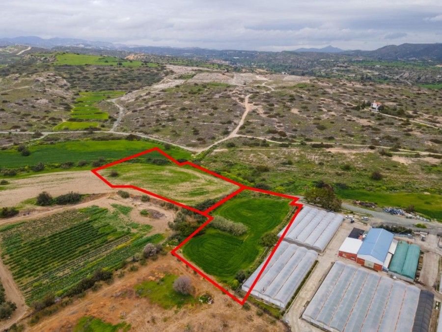 Terrain à Larnaca, Chypre, 12 376 m² - image 1