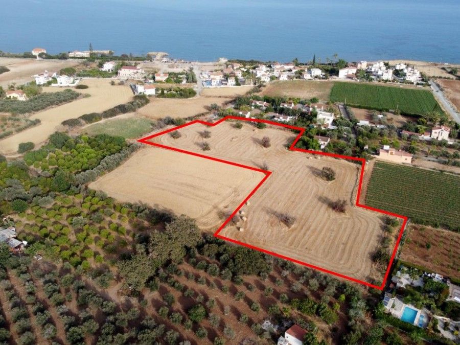 Terrain à Larnaca, Chypre, 12 709 m² - image 1