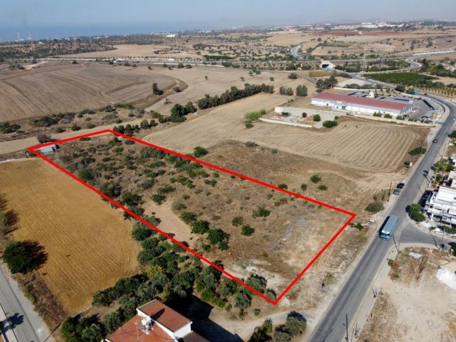 Terrain à Larnaca, Chypre, 7 108 m² - image 1