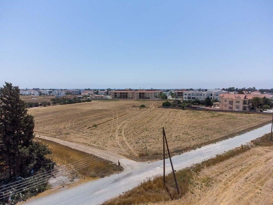 Terrain à Larnaca, Chypre, 14 382 m² - image 1