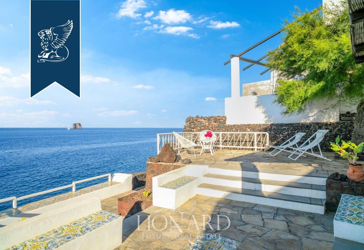 Villa sur Lipari, Italie, 240 m² - image 1