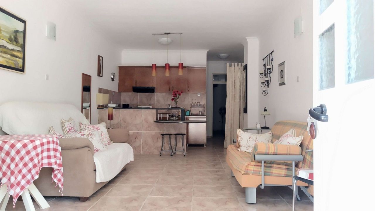 Wohnung in Sveti Stefan, Montenegro, 50 m² - Foto 1