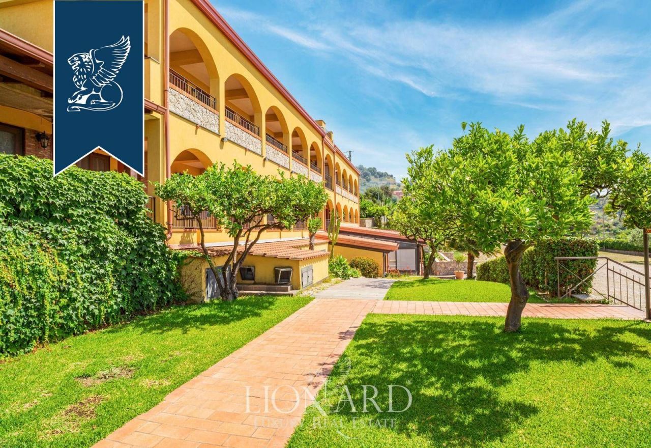 Hotel en Messina, Italia, 10 000 m² - imagen 1