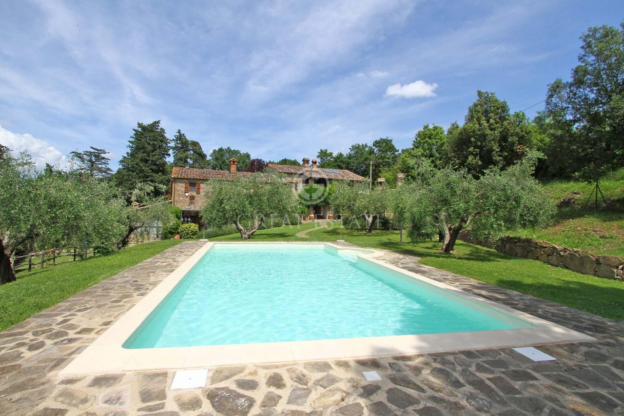 Maison à Passignano sul Trasimeno, Italie, 451.2 m² - image 1