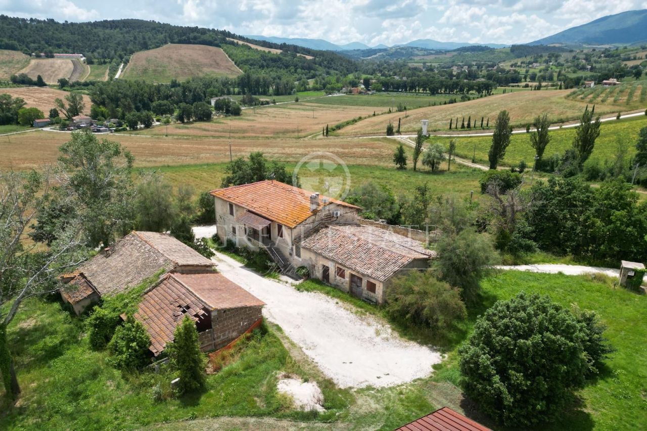 Haus in Spoleto, Italien, 546 m² - Foto 1