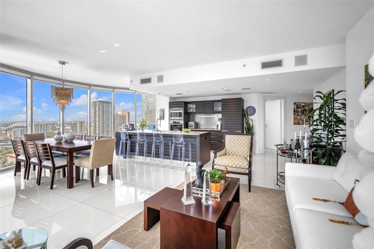 Flat in Miami, USA, 140 m² - picture 2