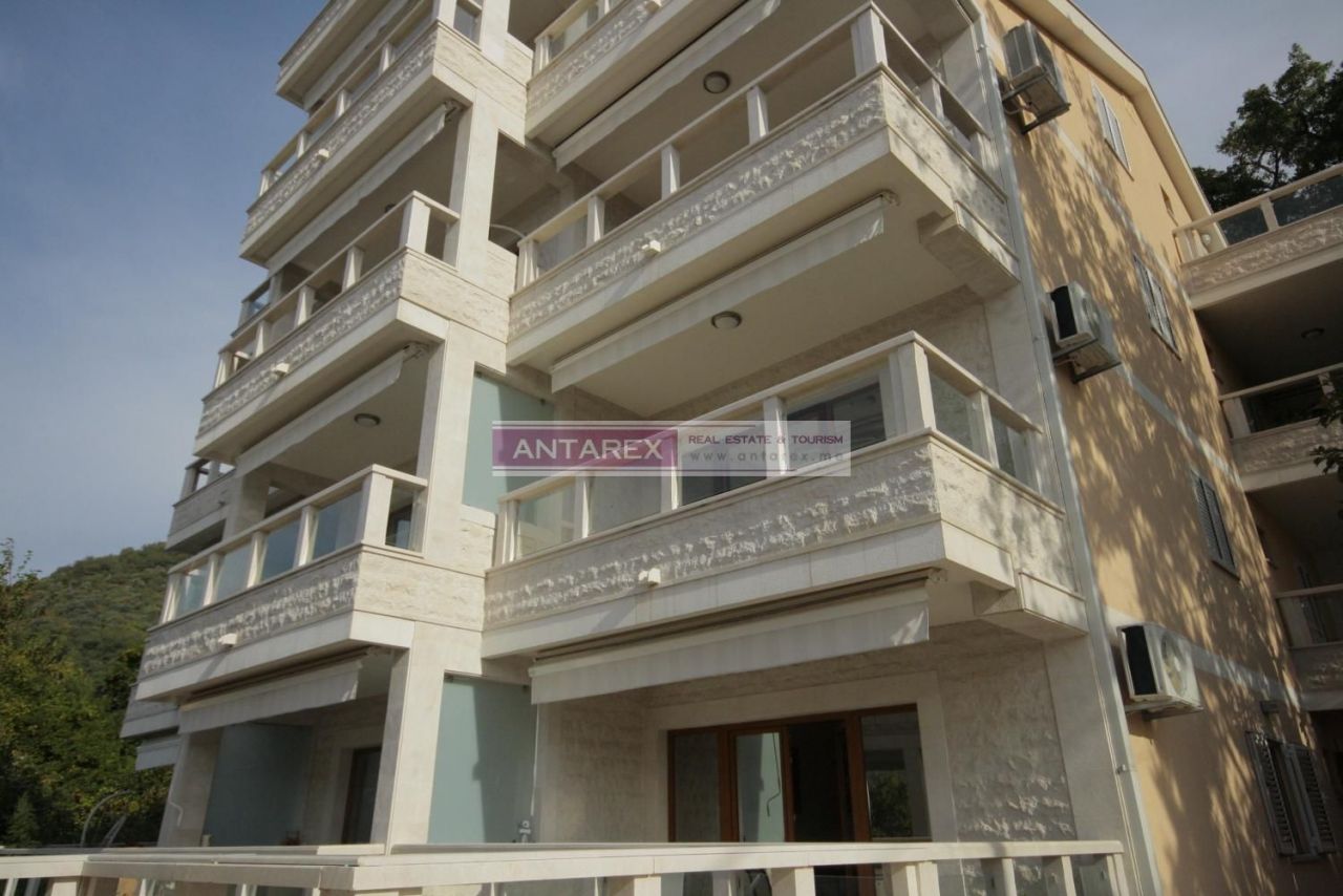 Apartamento en Tivat, Montenegro, 95 m² - imagen 1