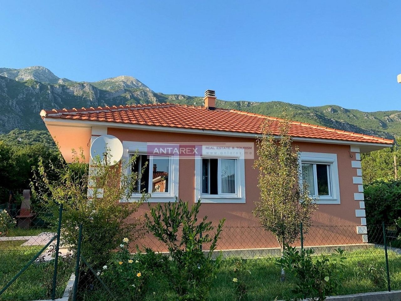 Villa in Zelenika, Montenegro, 71 m² - Foto 1