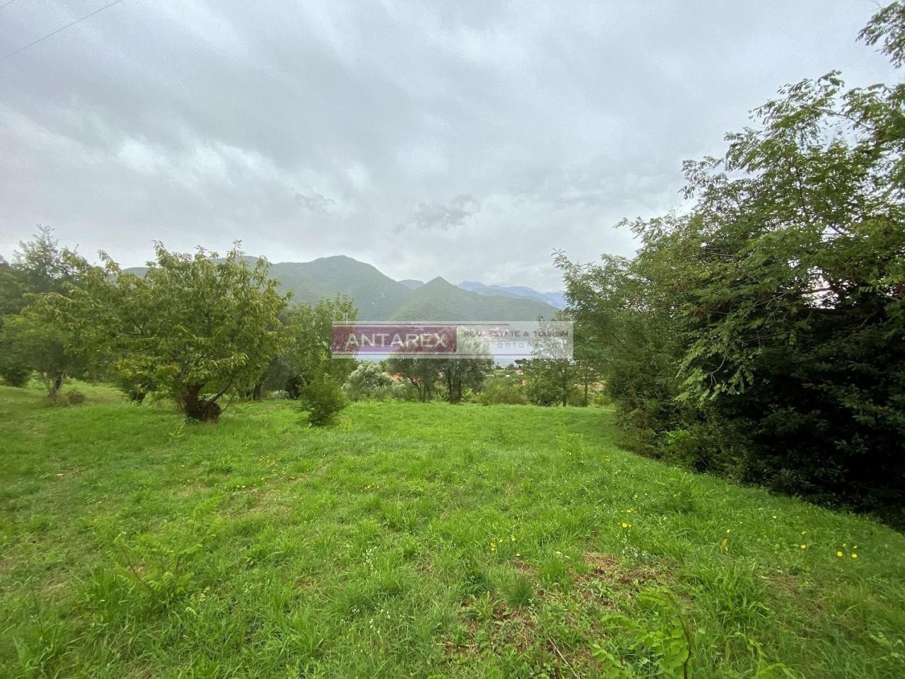 Terrain à Kamenari, Monténégro, 1 815 m² - image 1