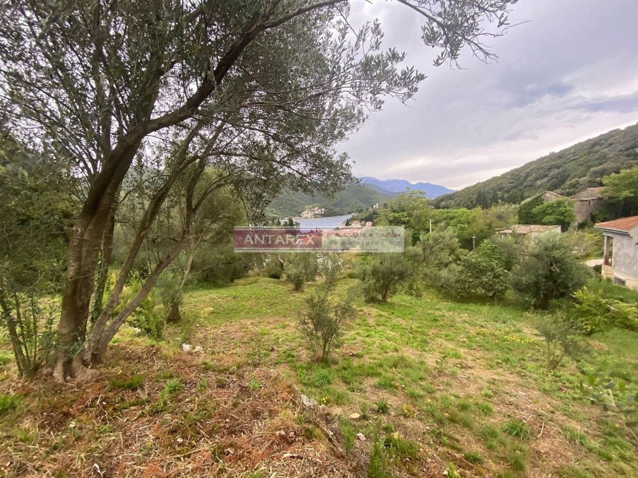 Terrain à Kamenari, Monténégro, 1 570 m² - image 1